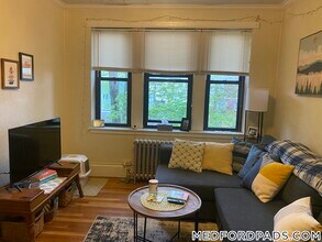 63 Fellsway W, Unit 10 in Medford, MA - Foto de edificio - Building Photo