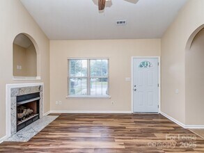 6213 Derryfield Dr in Charlotte, NC - Foto de edificio - Building Photo