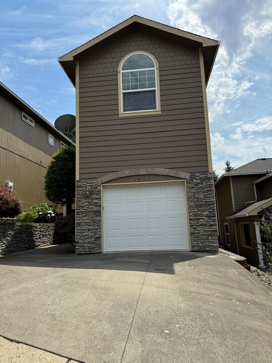 1493 Four Seasons Dr in Roseburg, OR - Building Photo