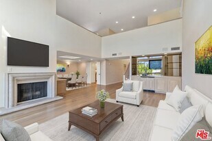 410 S Barrington Ave in Los Angeles, CA - Building Photo
