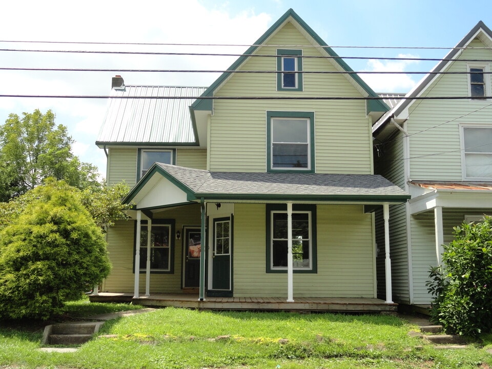 77 E Main St in Reinholds, PA - Building Photo