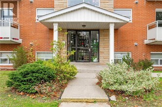 10-210 Glenbrook Dr in Guelph, ON - Building Photo - Building Photo