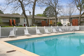Castlewood Apartments in Valdosta, GA - Foto de edificio - Building Photo