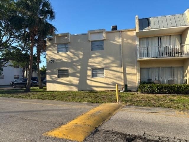 429 Executive Center Dr, Unit 211 in West Palm Beach, FL - Building Photo - Building Photo