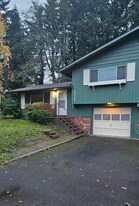 34230 Pittsburg Rd in Saint Helens, OR - Building Photo