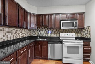 3713 S George Mason Dr in Falls Church, VA - Foto de edificio - Building Photo