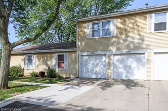 256 Sunset Ct in Vernon Hills, IL - Foto de edificio - Building Photo