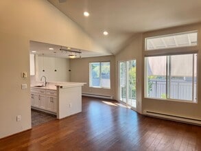 Move-in Special…..Four Weeks Free!!! in Mercer Island, WA - Building Photo - Building Photo