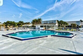 6213 Timberwood Cir, Unit 129 in Ft. Myers, FL - Foto de edificio - Building Photo