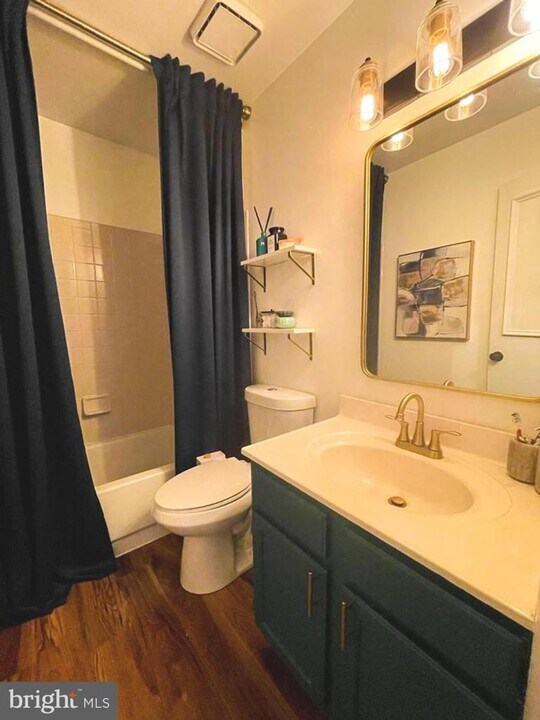 10204 Crested Iris Dr in Gaithersburg, MD - Foto de edificio