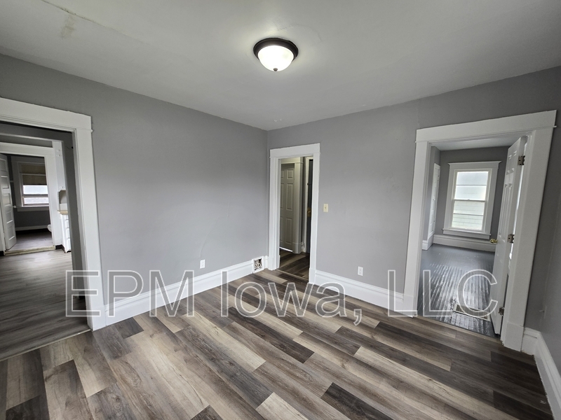914 W 2nd St in Waterloo, IA - Building Photo