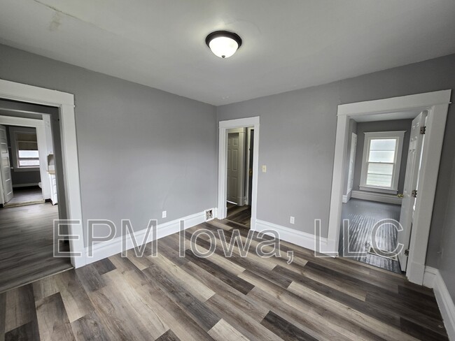 property at 914 W 2nd St