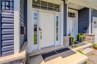 10 Lloyd St in St Catharines, ON - Building Photo - Building Photo
