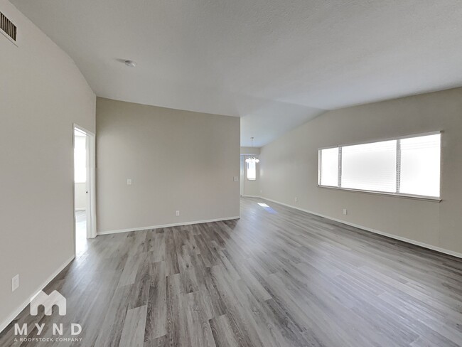 8077 Draco Cir in Las Vegas, NV - Building Photo - Building Photo