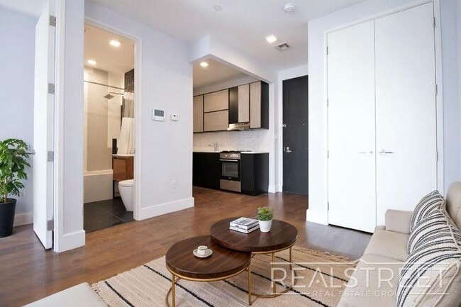 Luxury 2 BR in Bushwick with Balcony & Roof Deck!, Unit 3R in Brooklyn, NY - Foto de edificio - Building Photo