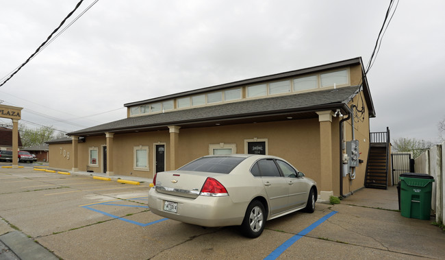 709 W Genie St in Chalmette, LA - Foto de edificio - Building Photo