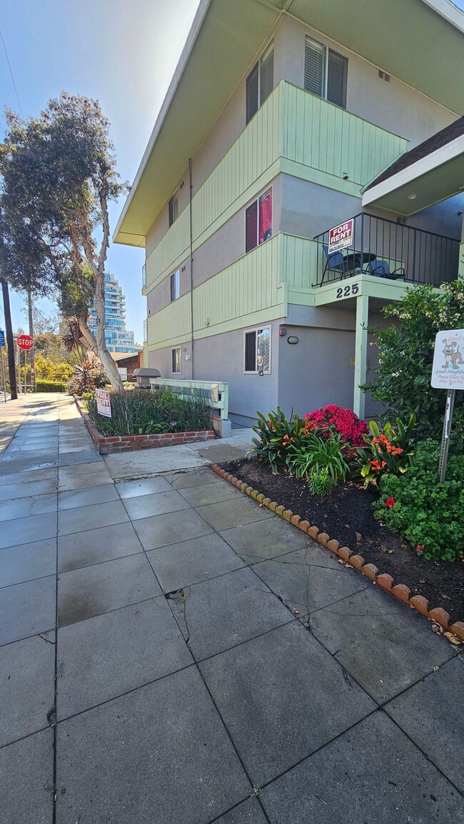 Redwood Terrace in San Diego, CA - Foto de edificio - Building Photo