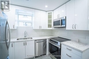 19 Queen St W in Mississauga, ON - Building Photo