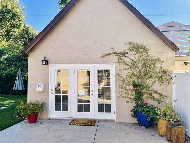 8422 W 4th St, Unit 8424 in Los Angeles, CA - Foto de edificio - Building Photo