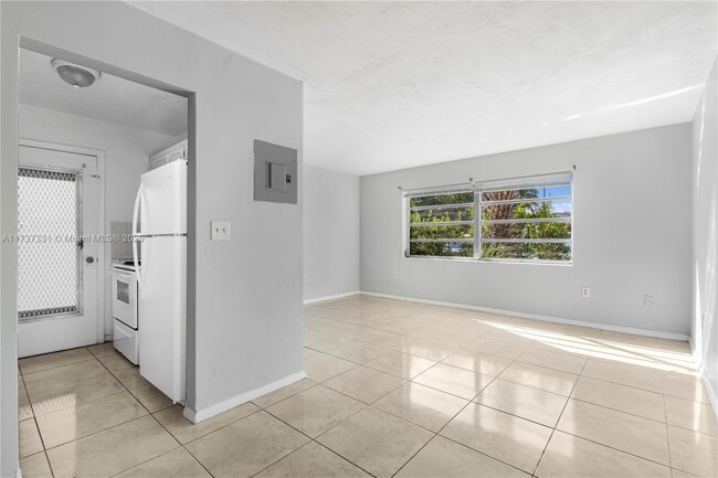 2040 NE 170th St in North Miami Beach, FL - Building Photo - Building Photo