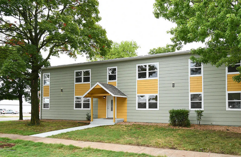 107 College in Aurora, MO - Building Photo