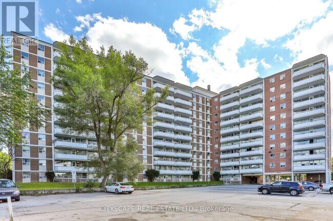 100 Rowena Dr in Toronto, ON - Building Photo - Building Photo