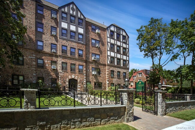 property at 37 Woodmere Blvd