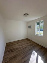 720 SW 7th Ave in Hallandale Beach, FL - Building Photo - Building Photo