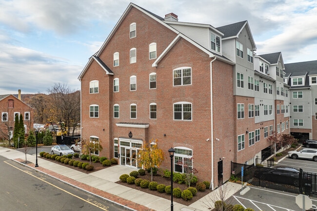 River Breeze Residential in Shelton, CT - Foto de edificio - Primary Photo