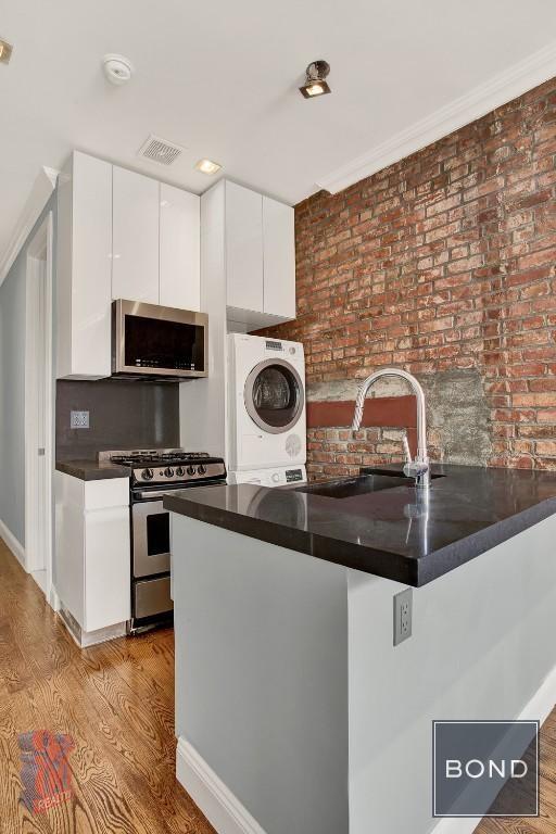 120 1st Ave in New York, NY - Building Photo - Building Photo