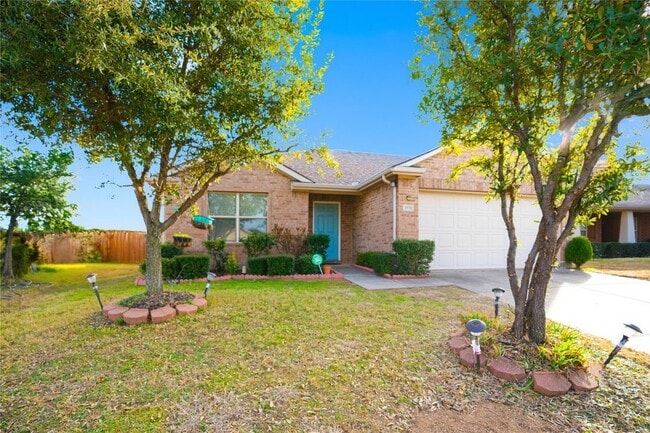 1938 Castaway Dr in Grand Prairie, TX - Foto de edificio - Building Photo