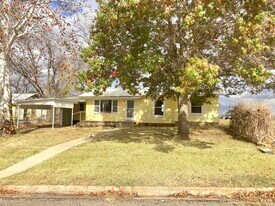 703 W Ollie St in Llano, TX - Building Photo