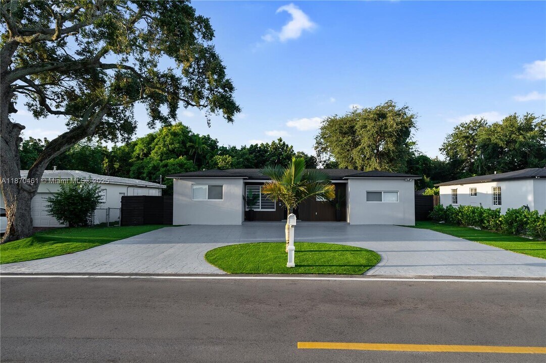 1440 NE 149th St in North Miami, FL - Foto de edificio