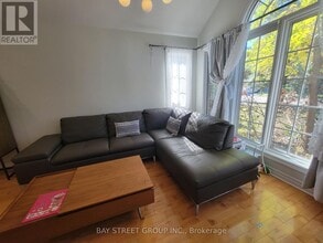 98 Brookeview Dr in Aurora, ON - Building Photo - Building Photo
