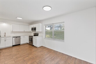 1238 Padgett Cir in Lady Lake, FL - Foto de edificio - Building Photo