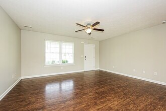 624 Big Hurricane Dr in La Vergne, TN - Foto de edificio - Building Photo