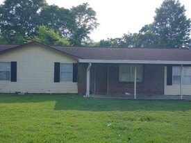 108 First Family Dr in Headland, AL - Building Photo