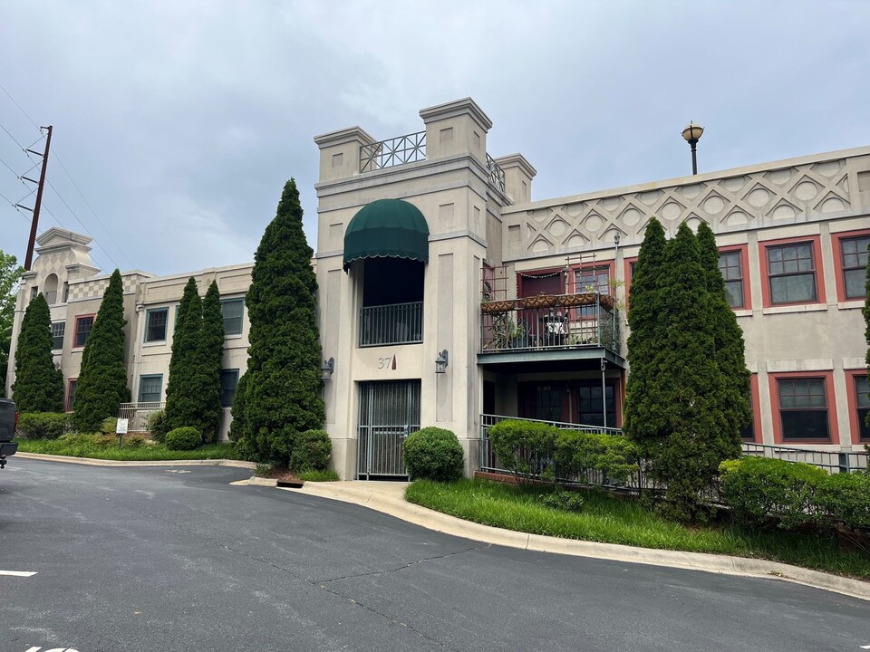 37 Hiawassee St in Asheville, NC - Building Photo