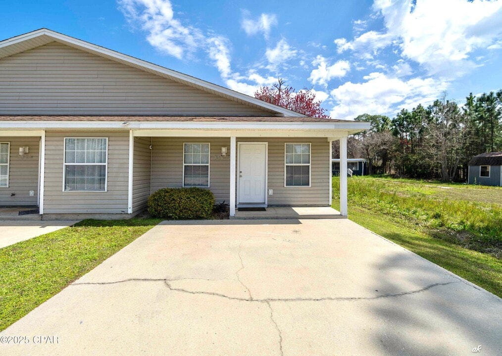 2625 Lagoon Knoll Dr in Panama City, FL - Building Photo