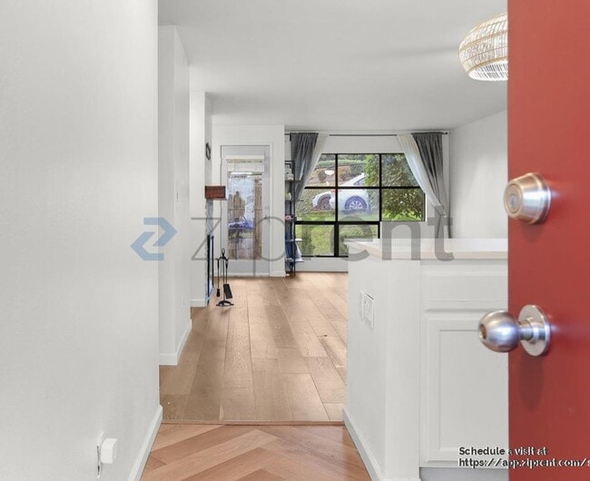 402 4th Ave. in Kirkland, WA - Foto de edificio - Building Photo