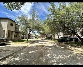 10142 Amber Flora Dr in San Antonio, TX - Building Photo - Building Photo