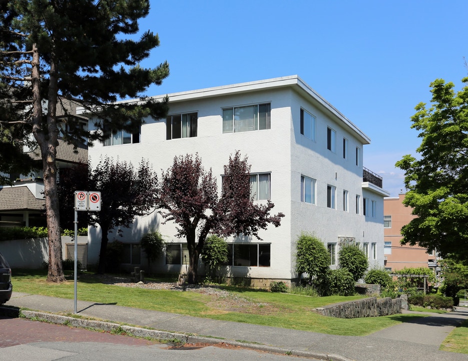 1875 Maple St in Vancouver, BC - Building Photo