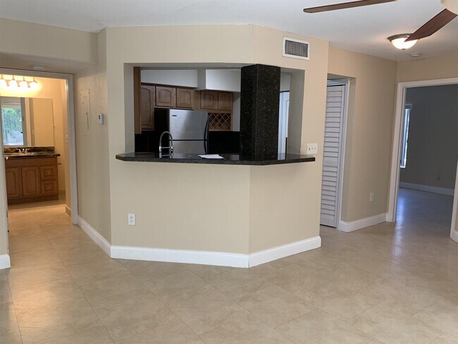 2460 NW 33rd St in Oakland Park, FL - Building Photo - Building Photo