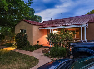 Q @ Bosque Trail in Albuquerque, NM - Foto de edificio - Building Photo