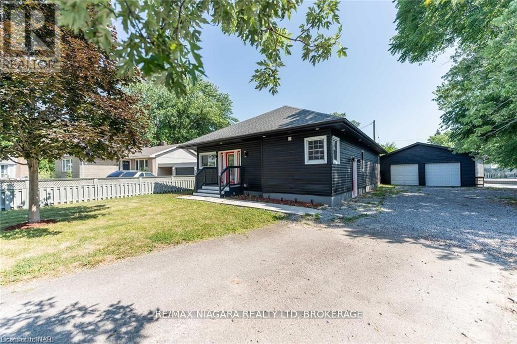 25 Meadowvale Dr in St Catharines, ON - Building Photo