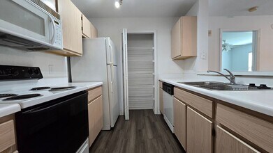 5447 Vineland Rd in Orlando, FL - Building Photo - Building Photo