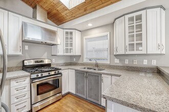 2405 63rd Ave SE in Mercer Island, WA - Building Photo - Building Photo