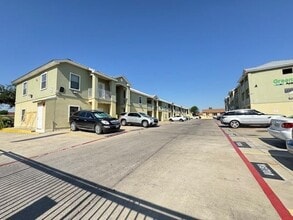 5402 Marcella Ave, Unit 210B in Laredo, TX - Building Photo - Building Photo