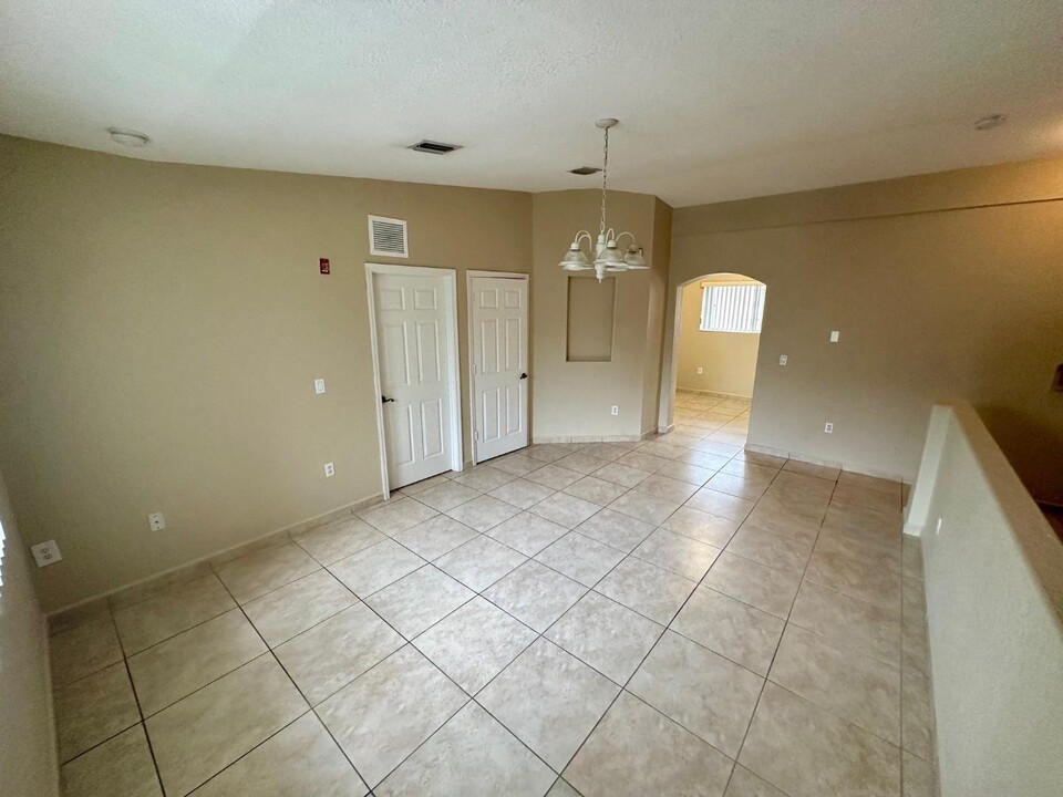 7103 NW 174th Terrace in Hialeah, FL - Building Photo