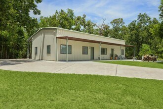 1425 Oak Hollow Dr in Dickinson, TX - Building Photo - Building Photo